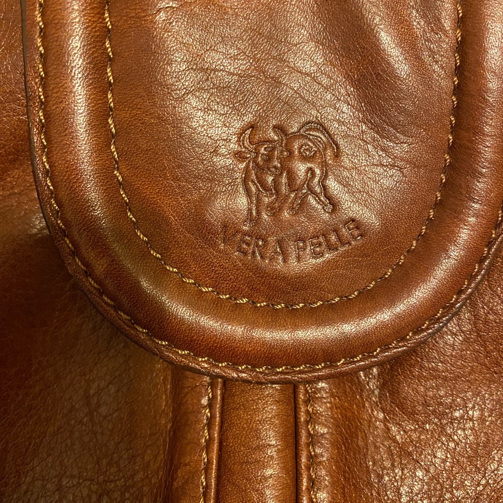 Vera Pella hand bag . Italian pLeather clean inside and outside . Barely used.